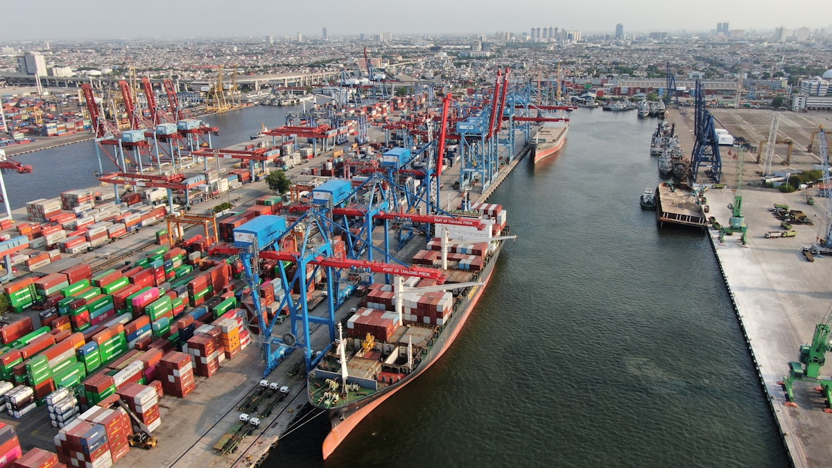 ท่าเรือขนส่งสินค้าโอมาน เครนยกตู้คอนเทนเนอร์ Logistics Hub GCC supply chain
